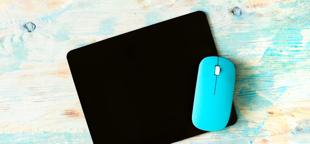 Mousepad negro con mouse celeste